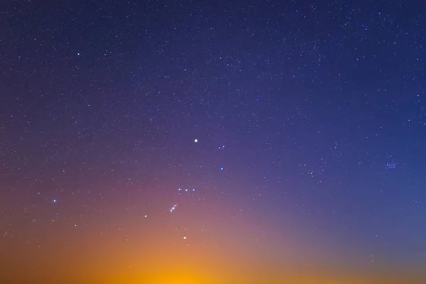 夕暮れ時 暗い空にオリオン座 — ストック写真