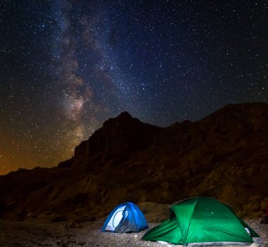 gece turistik kampı arasında bir dağ bir gece yıldızlı gökyüzü altında