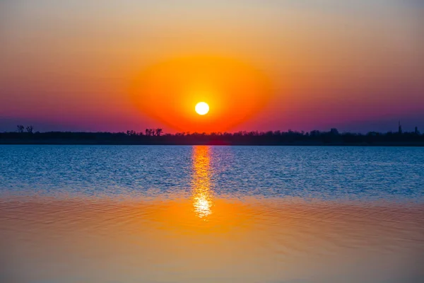 Sol Rojo Tarde Sobre Lago Azul — Foto de Stock