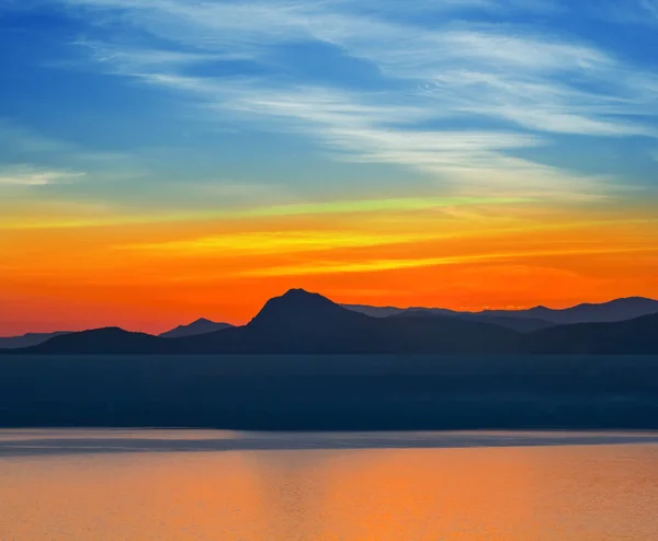 Tranquila Bahía Mar Atardecer Costa Rocosa Sulhouette Sobre Fondo Cielo — Foto de Stock