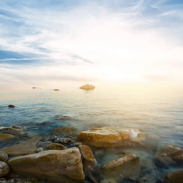 安静的翡翠海湾与石头在 Surise — 图库照片