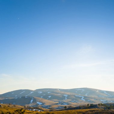 dağ sırtı erken sabah sis içinde