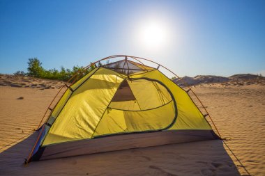 turistik çadır sıcak kumlu çöl arasında