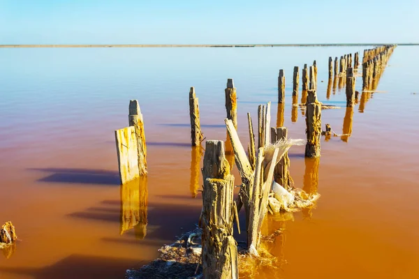 Feche Lago Salino Vermelho Com Restos Umas Construções Velhas — Fotografia de Stock