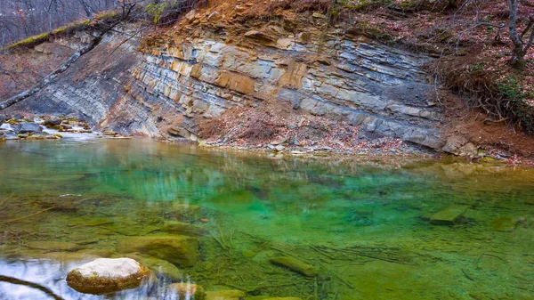 Lugn Smaragd Berg Flod Scen — Stockfoto