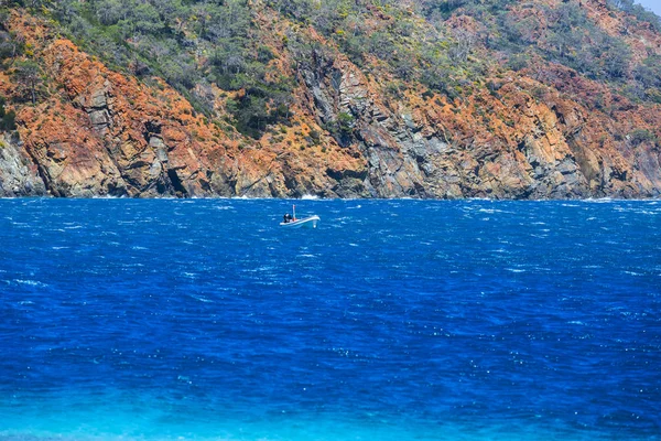 Mooie Smaragdgroene Zee Baai Met Rotsachtige Kust Alleen Kleine Boot — Stockfoto