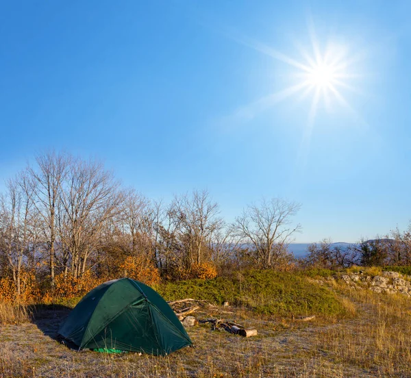 Groene Toeristische Tent Berg Helling Onder Een Glinsterende Zon Herfst — Stockfoto