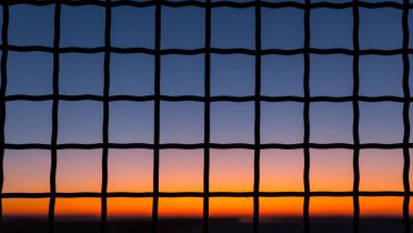 Yakın plan çelik ızgara alacakaranlık gökyüzü, soyut gün batımı arka plan