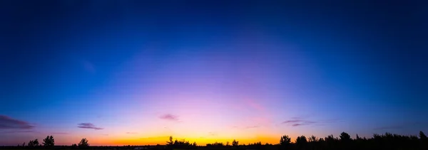Güzel Dramatik Bulutlu Gökyüzü Gün Batımında Açık Havada Akşam Arkaplanı — Stok fotoğraf
