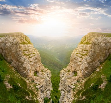 Dağda dramatik bir gün batımı