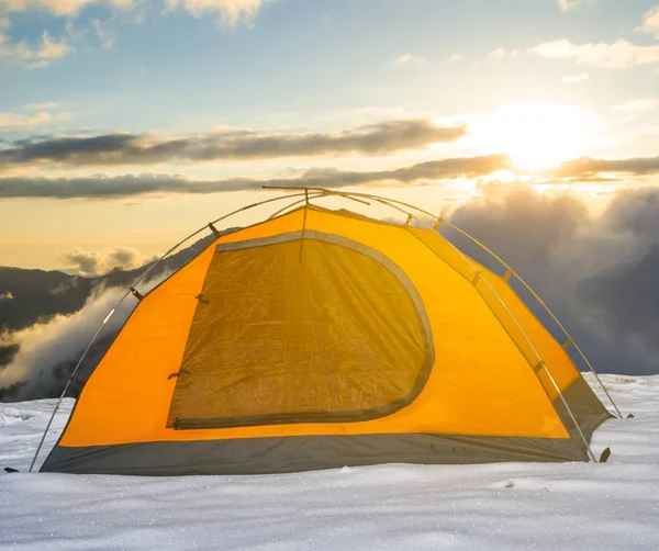 Tente Touristique Orange Sur Une Pente Montage Coucher Soleil — Photo