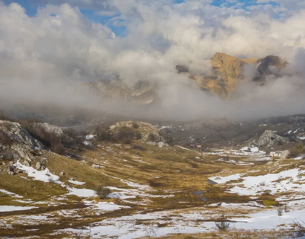 Sisli Dağ Vadisi Sahnesi Dağlık Tepe Kar Bulutlar — Stok fotoğraf