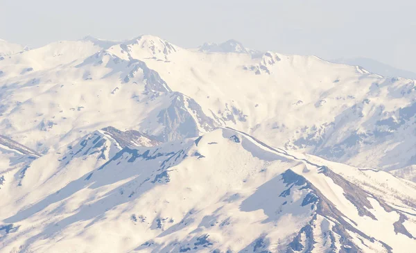 Closeup Βουνό Κορυφογραμμή Ένα Χιόνι Χειμώνα Ορεινή Σκηνή — Φωτογραφία Αρχείου