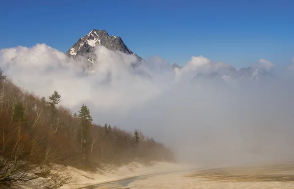 Bergtal Schnee Berggipfel Schiebt Sich Durch Dichte Wolken — Stockfoto