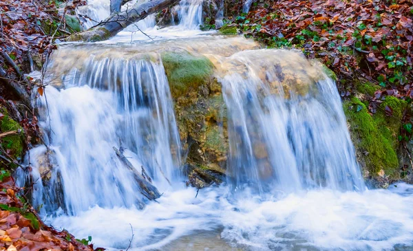 Bela Cachoeira Correndo Rio Montanha Fundo Livre — Fotografia de Stock