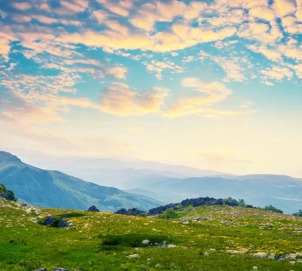 山の台地から朝日を望む早朝の山の風景 — ストック写真