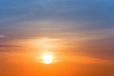 Bulutların üzerinde kırmızı dramatik gün batımı, akşam gökyüzü arkaplanı