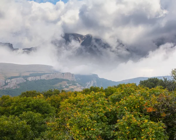 Bella Valle Montagna Tra Nuvole — Foto Stock