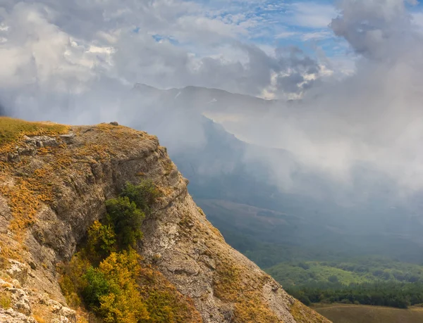 Monte Declive Vale Montanha Nuvens Densas — Fotografia de Stock