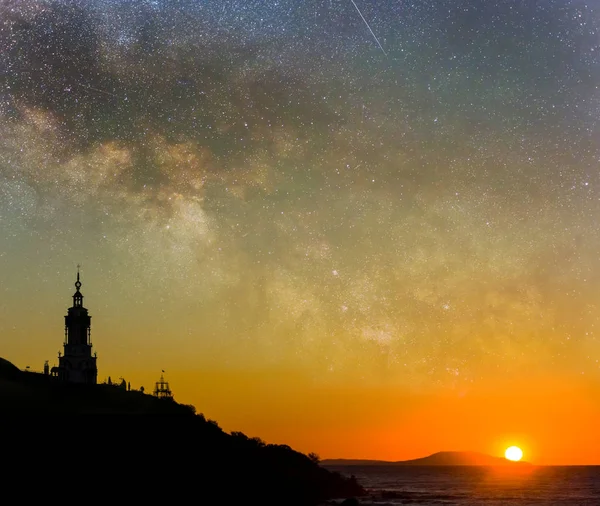 Hristiyan Kilisesi Silueti Güneşin Doğduğu Tepede Yıldızlı Gökyüzünün Altında Samanyolu — Stok fotoğraf