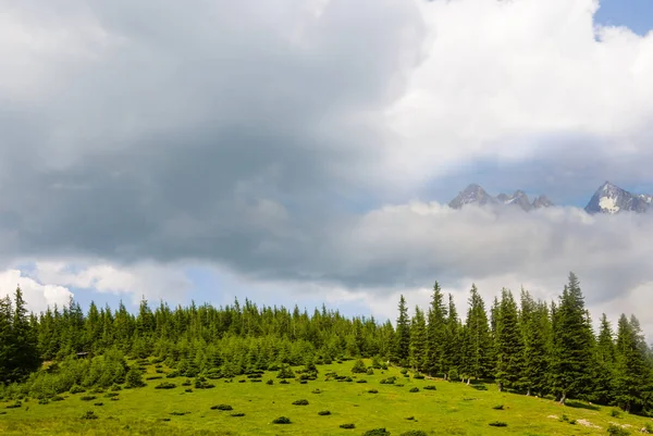 雲で美しい山間の谷 — ストック写真
