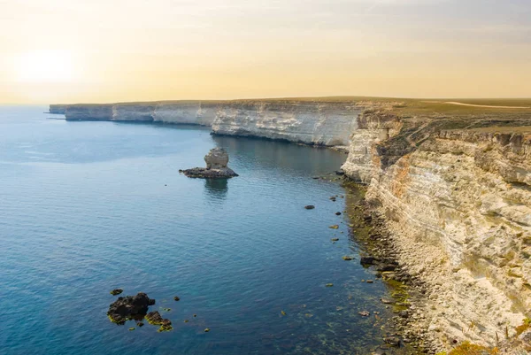 Zee Baai Met Rotsachtige Kust Bij Zonsondergang — Stockfoto