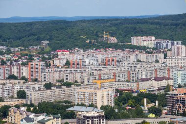 Yeşil parklar arasında tepeden tırnağa bir kasaba manzarası
