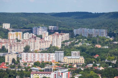 Yeşil parklar arasında tepeden tırnağa bir kasaba manzarası