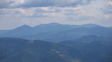 Mavi dağ silueti sisli, açık hava yaz arkaplanı