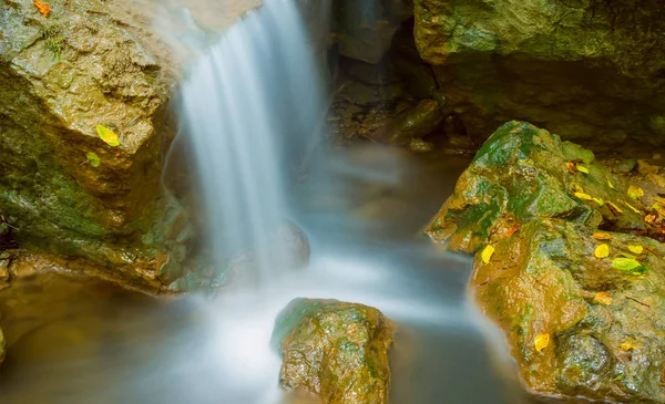 Крупный План Небольшой Водопад Горной Реке — стоковое фото