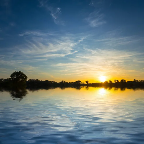 Pôr Sol Dramático Refletido Lago Tranquilo Belo Fundo Crepúsculo Livre — Fotografia de Stock