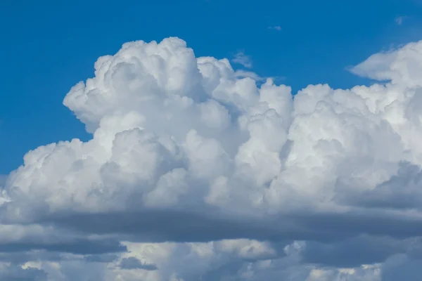 Closeup Enorme Cumulus Nuvem Céu Azul Belo Fundo Livre — Fotografia de Stock