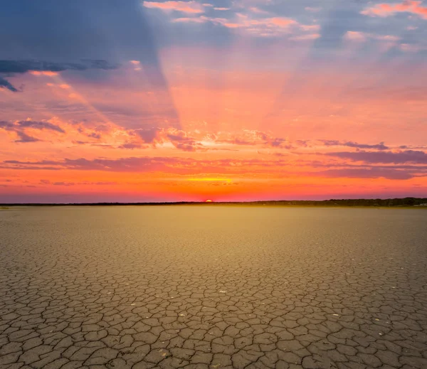 Tierra Seca Agrietada Dramático Atardecer Rojo —  Fotos de Stock