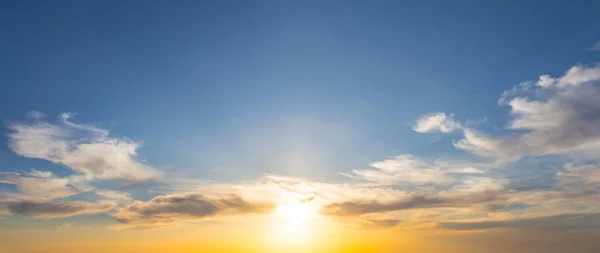 Amplo Panorama Pôr Sol Dramático Sobre Céu Nublado — Fotografia de Stock