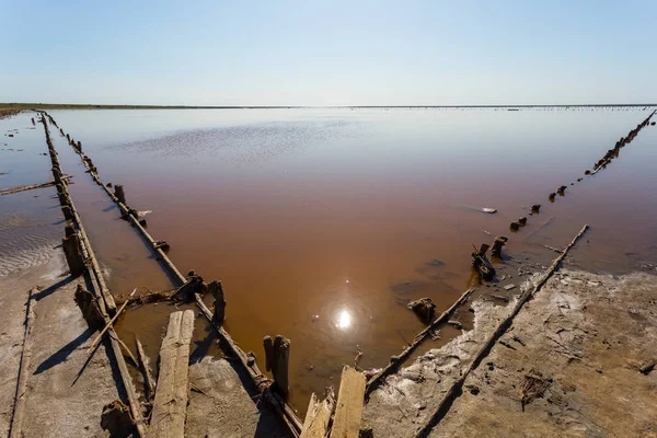 Lago Salino Rojo Con Restos Antiguas Construcciones —  Fotos de Stock