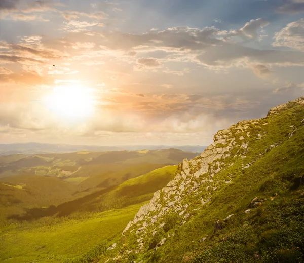 夏の山の風景夕日の山の斜面 — ストック写真