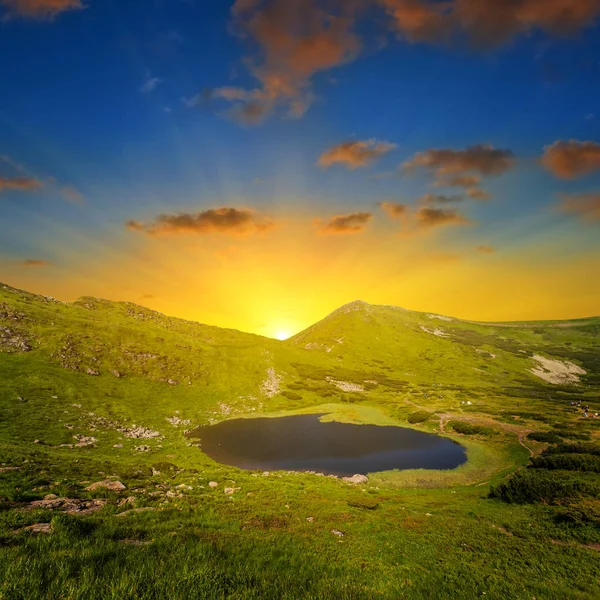 Pequeño Lago Valle Montaña Verde Dramática Puesta Sol — Foto de Stock