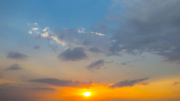 Panorama Van Dramatische Zonsondergang Boven Bewolkte Hemel — Stockfoto