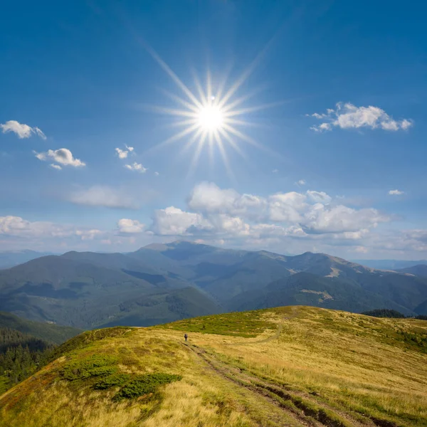 輝く太陽の下の夏の山岳チェーンの風景 — ストック写真