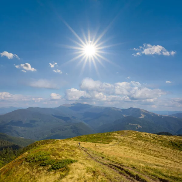 Zomer Bergketen Landschap Onder Fonkelende Zon — Stockfoto