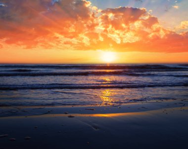 Kumsalda dramatik bir gün batımı, dramatik bir arka plan.