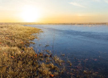 Gölün üzerinde dramatik gün batımı