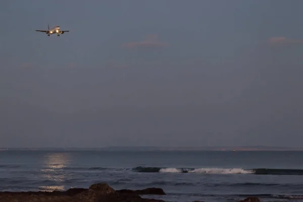 Airplane Silhouette Fly Sea Beach Twilight — Stock Photo, Image