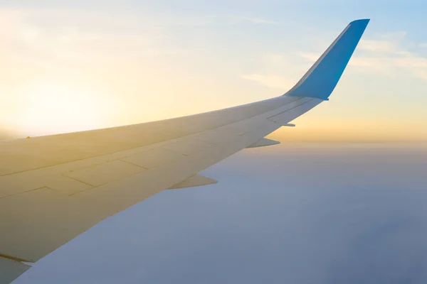 Vista Aeroplano Una Densa Nube Sottostante All Alba Sfondo Viaggio — Foto Stock