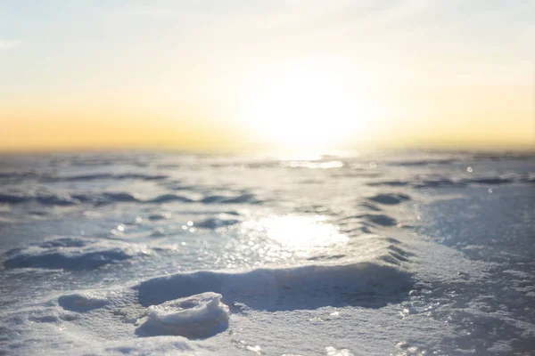 Gefrorener Fluss Schnee Bei Sonnenuntergang Winterhintergrund — Stockfoto