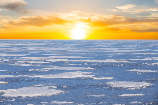 Zamrzlá Řeka Sněhu Při Západu Slunce Dramatické Večerní Zimní Pozadí — Stock fotografie