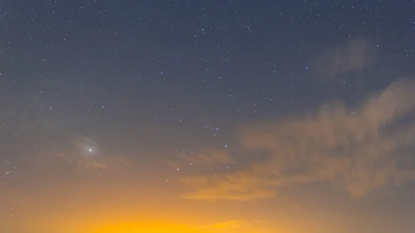 Natt Stjärnklar Himmel Med Mjölkaktig Sätt Och Moln Naturlig Mörk — Stockfoto