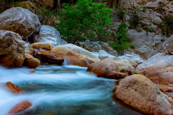 Fiume Montagna Che Scorre Veloce Tra Enorme Pietre Canyon Fiume — Foto Stock