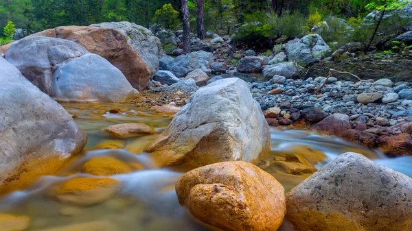 Górska Rzeka Pędzi Wśród Ogromnych Kamieni Kanionie Zewnątrz Rzeki Naturalne — Zdjęcie stockowe