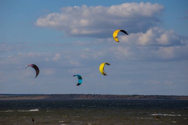 paraplane kanat mavi gökyüzü arka plan üzerinde